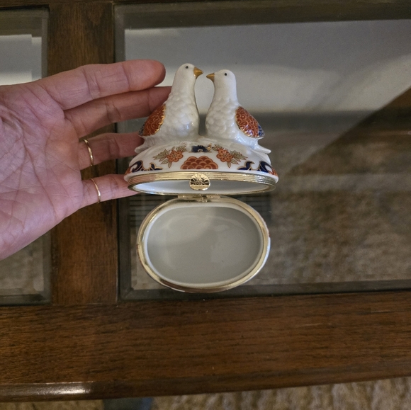 Porclain hand painted love bird trinket box Andrea by Sadek - Picture 10 of 12